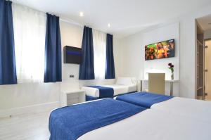 A bed or beds in a room at Hotel Miau