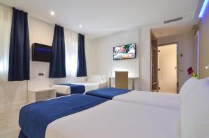 A bed or beds in a room at Hotel Miau