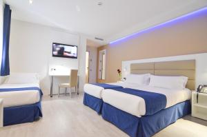A bed or beds in a room at Hotel Miau