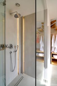 Koupelna v ubytování Coco-Mat Hotel Nafsika + 37 fotografií
