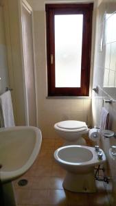 Et badeværelse på Appartamento Ottiolu Mare