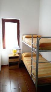 Двох'ярусне ліжко або двоярусні ліжка в номері Appartamento Ottiolu Mare