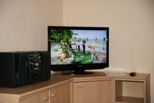 a flat screen tv sitting on top of a cabinet at Studio 23, Residenz Seeblick in Ostseebad Sellin