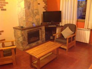 TV a/nebo společenská místnost v ubytování Casa Rural La Vega De Gredos