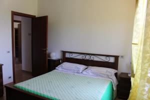 Un pat sau paturi într-o cameră la La Finestra sul Lago