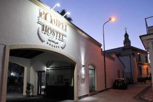 een gebouw met een bord voor een restaurant bij B&B Pompei Hostel Deluxe in Pompei