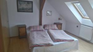 Rúm í herbergi á Apartman Majak Sec
