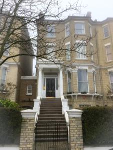 dom ze schodami prowadzącymi do drzwi wejściowych w obiekcie The Studio - Heart Of Primrose Hill w Londynie