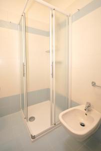 ビビオーネにあるCondominio Tiepoloのバスルーム(シャワー、シンク付)