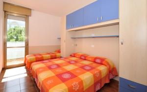ビビオーネにあるCondominio Tiepoloのバルコニー付きの客室内のベッド2台