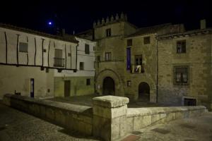 an old stone building at night with at Hospederia Porta Coeli in Sigüenza +19 photos