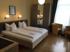 1 dormitorio con 1 cama grande y espejo grande en Villa Sudrow, en Bad Reichenhall