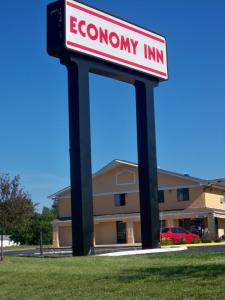 una señal para una posada económica frente a un edificio en Economy Inn Wentzville, en Wentzville