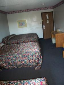 Habitación de hotel con 2 camas y baño en Economy Inn Wentzville, en Wentzville