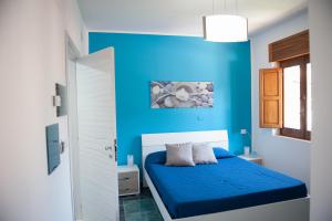 una camera blu con un letto con una parete blu di Be and Be a Montesano sulla Marcellana