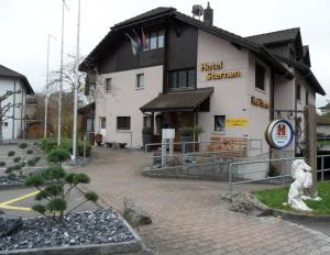 Um edifício com um leão branco à frente. em Hotel Sternen em Aarau