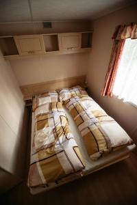 A bed or beds in a room at Camping und Chalet Saggraben