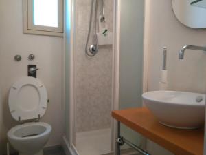 トラーパニにあるAppartamenti Trapani Mareのバスルーム(トイレ、洗面台、シャワー付)