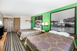 Postel nebo postele na pokoji v ubytování Super 8 by Wyndham Sioux City South