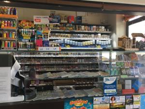 Supermarket nebo jiné obchody v  hotelu nebo okolí