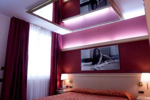 A bed or beds in a room at HM MotelHotel