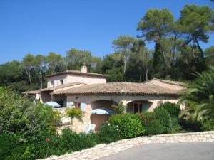 a large house with a garden and a road at Le Mas des Gardettes in Saint-Paul-de-Vence