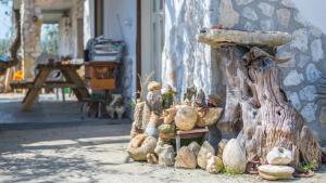 維耶斯泰的住宿－卡爾馬度假屋，坐在建筑物边的一堆岩石