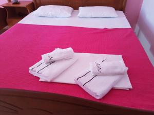 Katil atau katil-katil dalam bilik di Vila Melpo Apartments