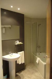 A bathroom at Hotel Alfinden