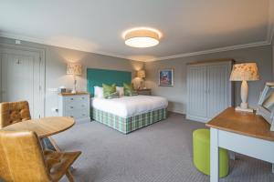 Pokój hotelowy z łóżkiem i biurkiem w obiekcie Knockendarroch Hotel w mieście Pitlochry