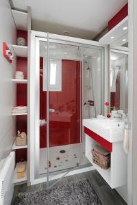 Kamar mandi di Camping Les Oliviers