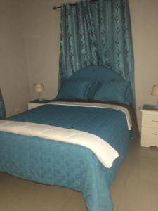 um quarto com uma cama de dossel azul em Blue Acuarela em Cabrera