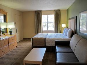 Кровать или кровати в номере Extended Stay America Select Suites - Raleigh - Research Triangle Park - Hwy 55