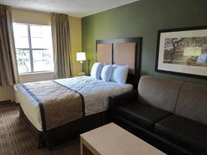 Кровать или кровати в номере Extended Stay America Select Suites - Raleigh - Research Triangle Park - Hwy 55