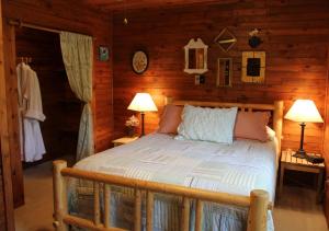 Krevet ili kreveti u jedinici u objektu Henson Cove Place Bed and Breakfast w/Cabin