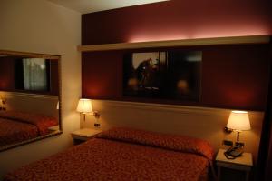 A bed or beds in a room at HM MotelHotel