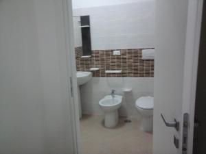 サン・パンクラーツィオ・サレンティーノにあるcasa annafedeのバスルーム(トイレ、洗面台付)