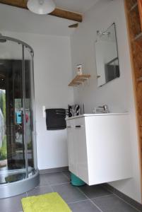 een badkamer met een wastafel en een spiegel bij L'Etournelle - Cabane Perchée in Chaussan