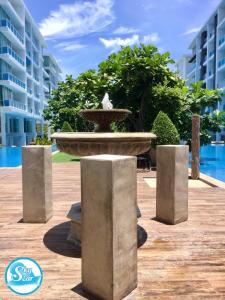 une fontaine au milieu d'une cour avec des bâtiments dans l'établissement My Resort Hua Hin by Skystar, à Hua Hin