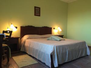 Łóżko lub łóżka w pokoju w obiekcie Agriturismo Finestre di Langa