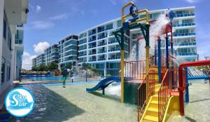 une aire de jeux en face d'un bâtiment avec un parc aquatique dans l'établissement My Resort Hua Hin by Skystar, à Hua Hin