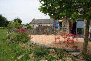 een tafel en stoelen voor een huis bij La Guichardière in Vay