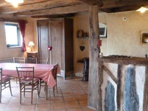 eine Küche und ein Esszimmer mit einem Tisch und Stühlen in der Unterkunft La Guichardière in Vay