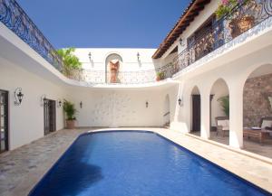 ein Swimmingpool in einem Haus mit Villa in der Unterkunft Casa Kimberly Boutique Hotel in Puerto Vallarta