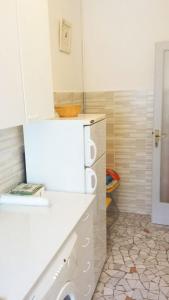 bagno con lavandino e armadietto bianco di Edolo Apartment a Milano