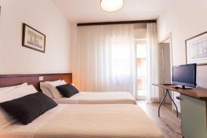 Televízia a/alebo spoločenská miestnosť v ubytovaní Hotel Antagos