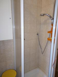 クアルトゥ・サンテーレナにあるB&B Williwawのバスルーム(シャワー、トイレ、洗面台付)