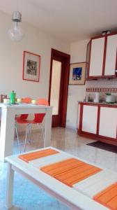 a living room with a table and a kitchen at Bacanal Apartment in Venice