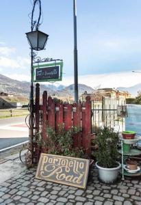 PiantedoにあるPortobelloの柵の横の歩道の看板