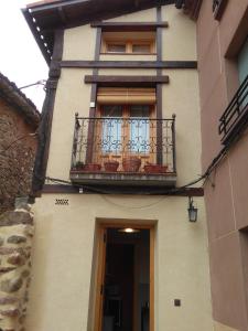 um edifício com uma varanda e uma janela em Valvanera 30 em Berceo